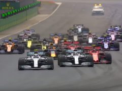 Een groep Formule 1-raceauto's op een racecircuit.