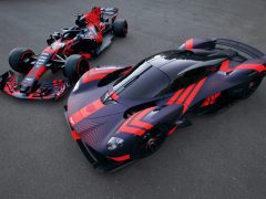 Een rode en zwarte Aston Martin Valkyrie racewagen naast elkaar.