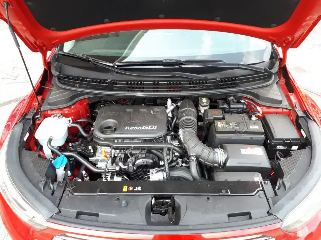 De motorruimte van een rode Kia Stonic.