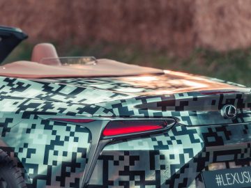 Het Lexus lc-concept is gehuld in camouflage.