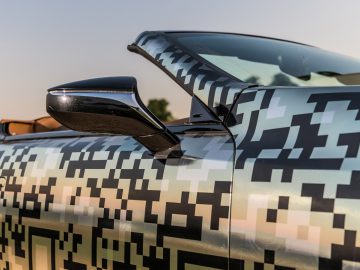 Een Lexus met een camouflagepatroon op de zijkant.
