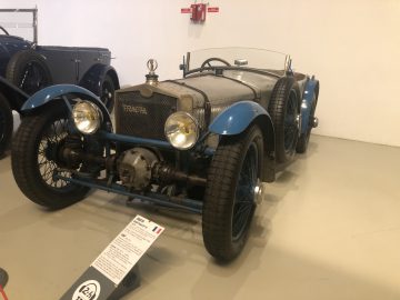 Een vintage Le Mans-auto wordt tentoongesteld in een museum.