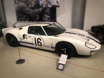 In een museum staat een Ford GT Le Mans-raceauto tentoongesteld.