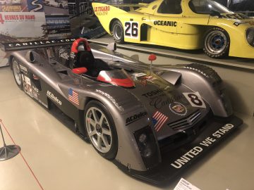 In een museum staat een Le Mans-raceauto tentoongesteld.