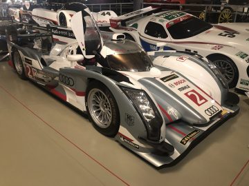 Audi R8 Le Mans-raceauto in een museum.
