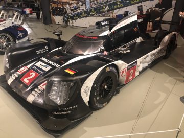 In een museum staat een Le Mans Porsche-raceauto tentoongesteld.
