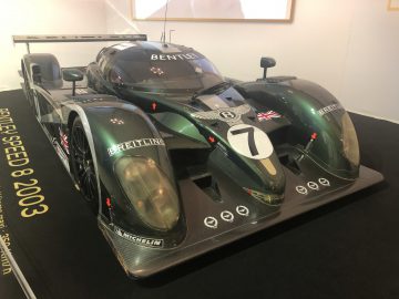 Een groene Le Mans-raceauto is te zien op een show.