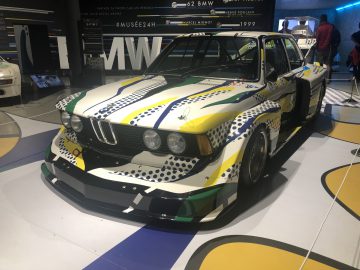In een museum staat een Le Mans BMW-raceauto tentoongesteld.