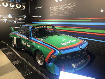 In een museum staat een BMW Le Mans-raceauto tentoongesteld.