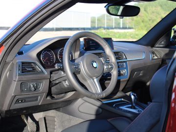 Het interieur van een BMW M2 Competition.