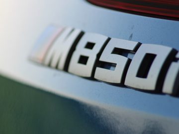 Een close-up van het BMW-logo op de achterkant van een auto.