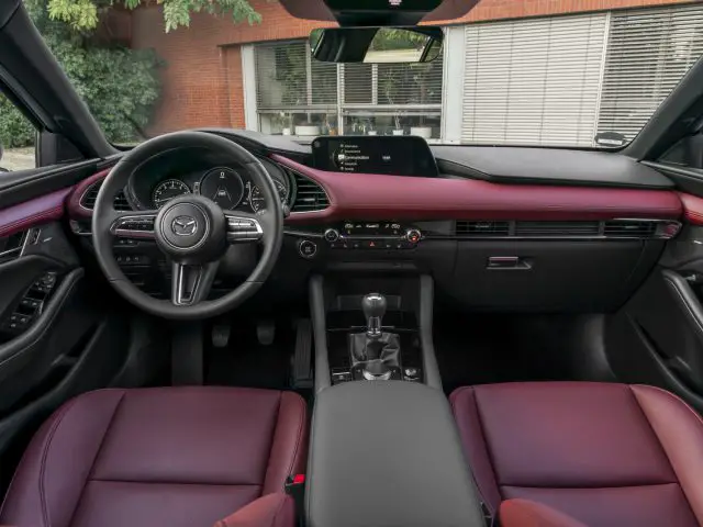 Het interieur van de Mazda 3 uit 2019.