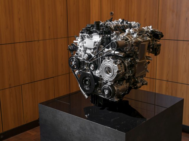 Een Mazda 3-automotor tentoongesteld in een kamer.