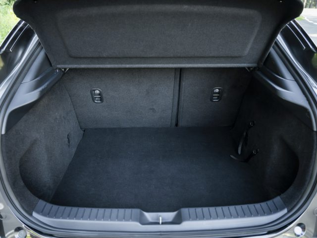 De kofferbak van een Mazda 3 met de kofferbak open.