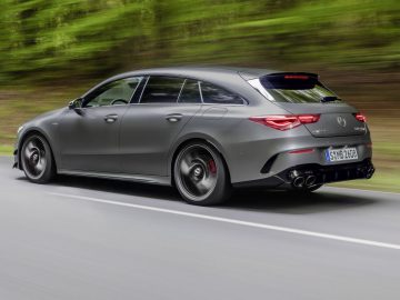 De Mercedes CLA uit 2019 rijdt over een bosweg.