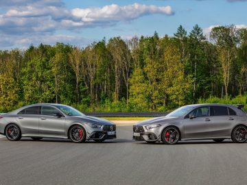 Twee Mercedes-AMG A-Klasse coupés op een racecircuit.