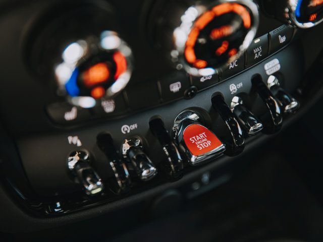 Een close-up van het dashboard van een MINI John Cooper Works Clubman.
