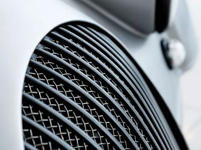 Een close-up van de grill van een Morgan Plus 4-auto.