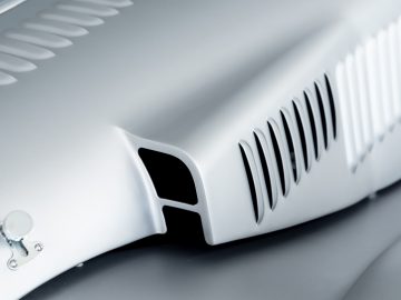 Een close-upbeeld van een witte Morgan Plus 4-auto.