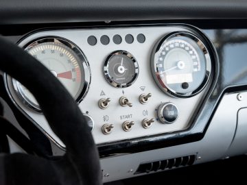 Het dashboard van een Morgan Plus 4, met stuur en meters.