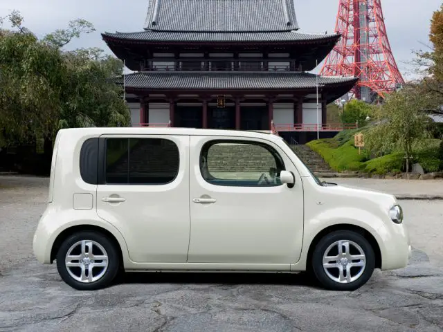 De Nissan Cube staat geparkeerd voor de Eiffeltoren.