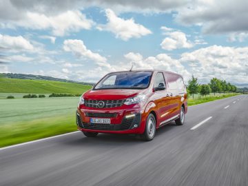 Een Opel Vivaro-busje rijdt over een landweg.