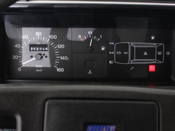 Het dashboard van een auto, met een klok, meters en een ontwerp met Panda-thema.