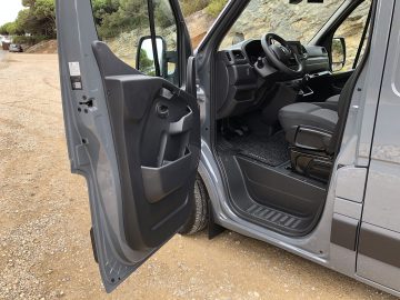 De deur van een grijs Renault Master-busje met de deur open.
