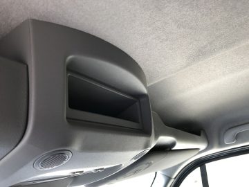 Het interieur van een Renault Master-truck met radio en luidsprekers.