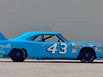 Een blauwe raceauto met het nummer 43 erop geschilderd.