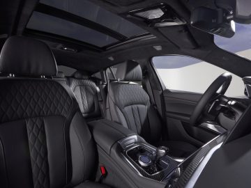 Het interieur van de Mercedes-Benz C-Klasse, vergelijkbaar met een X6, toont luxe kenmerken en een verfijnd ontwerp.