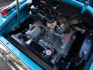 Het motorcompartiment van een blauwe klassieke Tucker-auto.