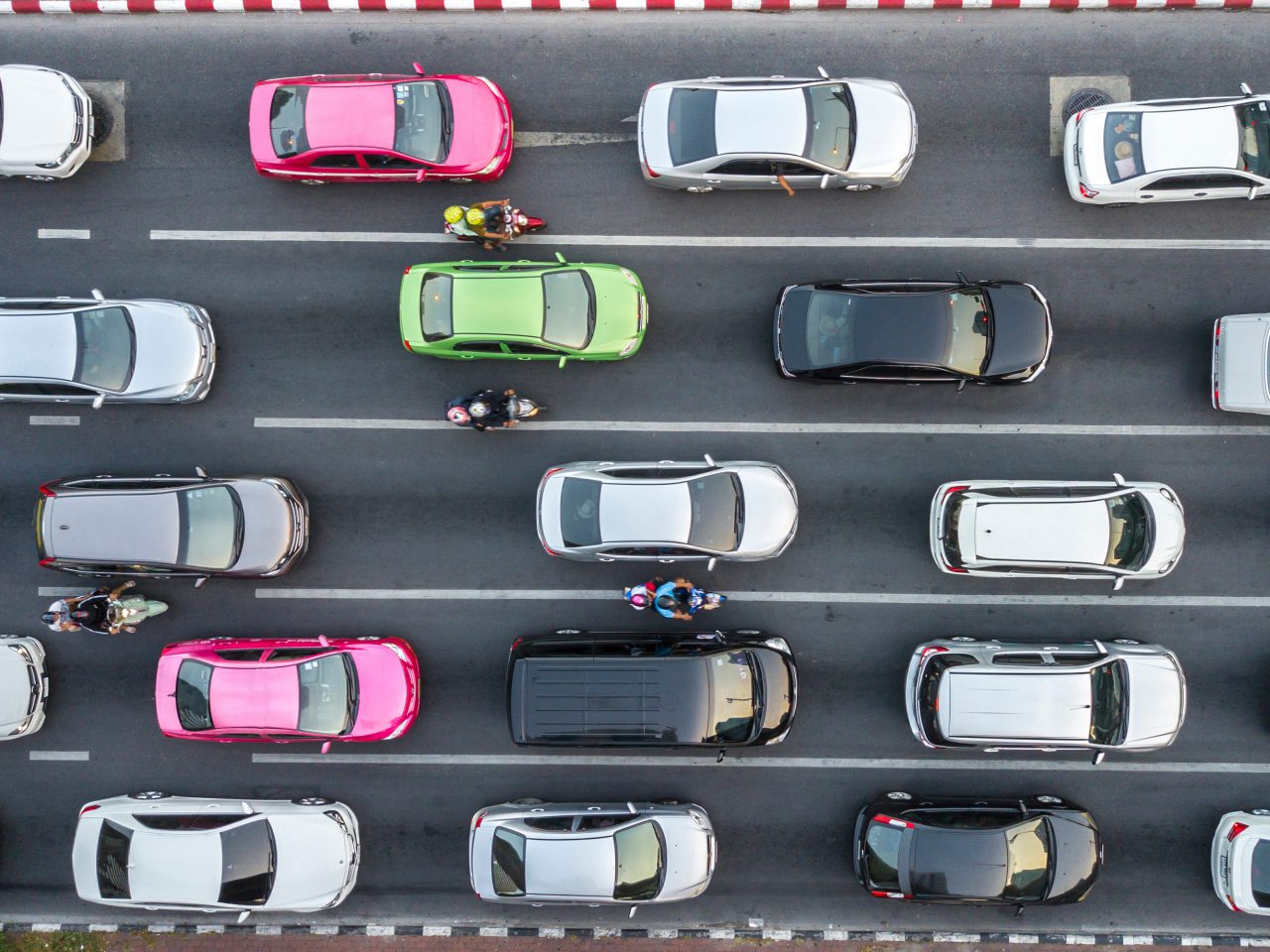 Op Zwarte Zaterdag staan veel auto's geparkeerd op een parkeerplaats in Bangkok, Thailand.