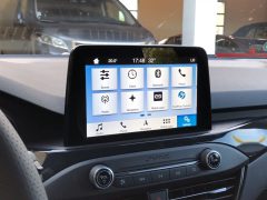 Het dashboard van een Ford Focus met touchscreen.