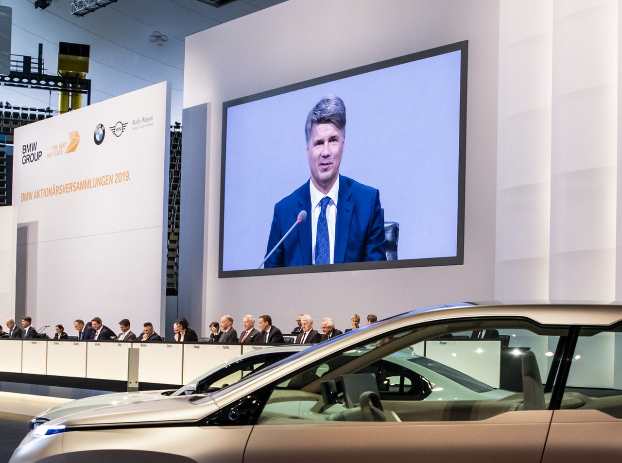 De elektrische auto BMW i3, goedgekeurd door Harald Krüger, is te zien op een autoshow.