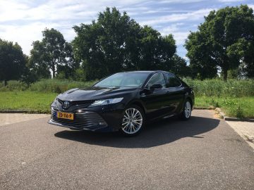 Een Toyota Camry geparkeerd op een weg.