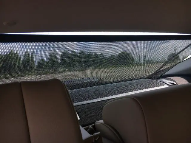 De achterbank van een Toyota Camry met zonnescherm.
