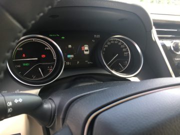 Het dashboard van een Toyota Camry met een aantal meters.
