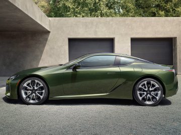 De Lexus LC-sportwagen uit 2020 staat geparkeerd voor een garage.