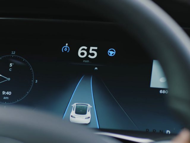 Het dashboard van een Tesla Model X, geïntegreerd met Tesla Insurance-functies.