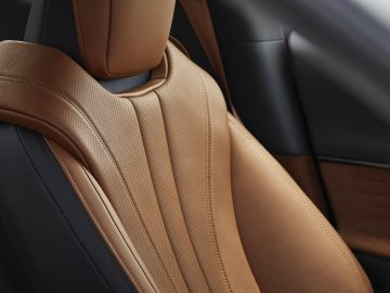 Het interieur van een Lexus LC met bruin lederen stoelen.