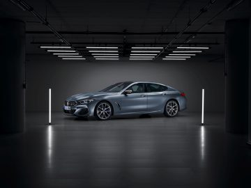 De BMW 8 Serie Gran Coupé wordt getoond in een donkere kamer.