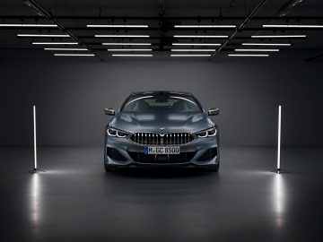 De nieuwe BMW 8 Serie Gran Coupé wordt getoond in een donkere kamer.