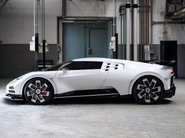 Een Bugatti Centodieci geparkeerd in een garage.