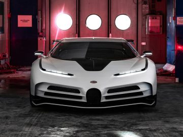 Een witte Bugatti Centodieci geparkeerd in een garage.
