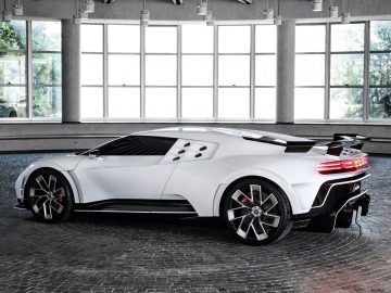 In een grote kamer staat een witte Bugatti Centodieci geparkeerd.