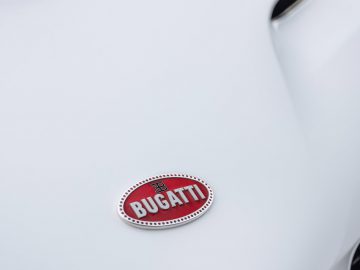 Een close-up van het embleem op een witte Bugatti Centodieci.