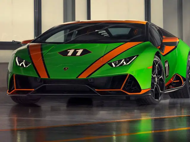Een groen-oranje Lamborghini Huracán staat geparkeerd in een garage.