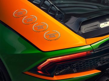 De achterkant van een Lamborghini Huracán-sportwagen, groen en oranje geverfd.