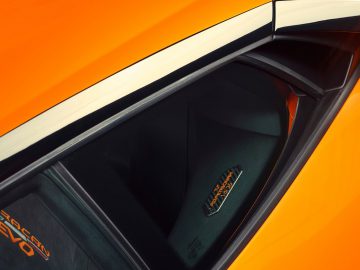 Een close-up van een oranje Lamborghini Huracán.